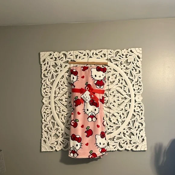 Hello Kitty Apple throw blanket 60x70 New with tags - Picture 1 of 3